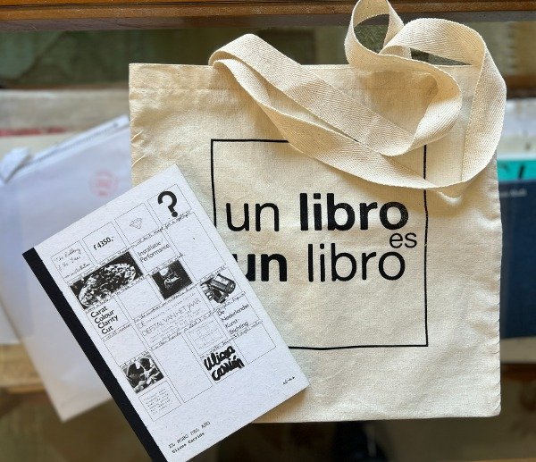 Bolsas en lienzo crudo &quot;Un libro es un libro&quot;